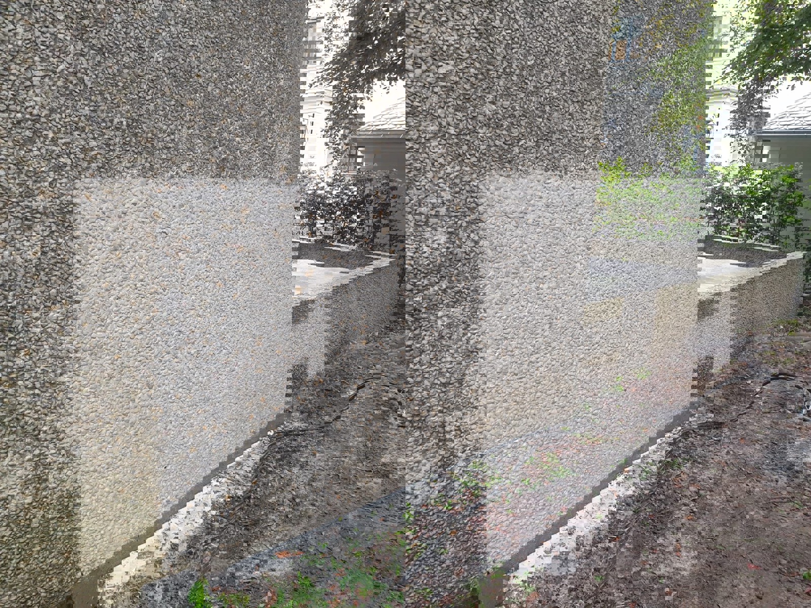 Foto av betongvegg som er delvis vasket ren.