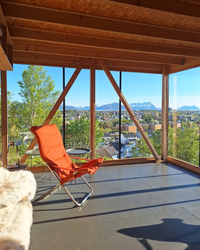 Interiør foto fra avslapningsrom med store vinduer med utsikt til Bodø.