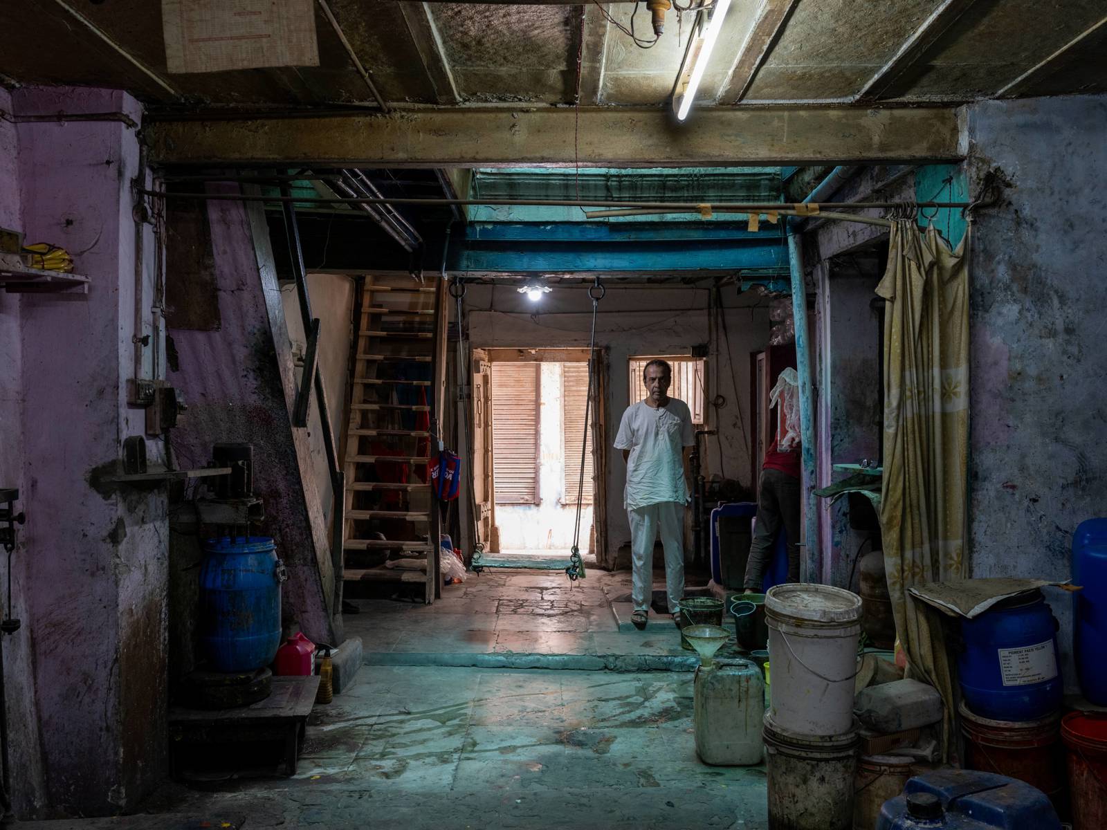 Interiør foto av et Pol-hus i Ahmedabad, en mann som ser på kameraet.