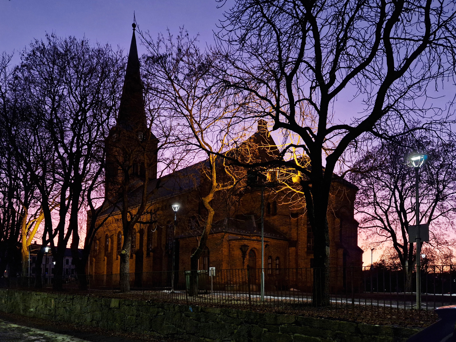 Sofienberg kirke på kveldstid, sett fra Helgesens gate. Foto.