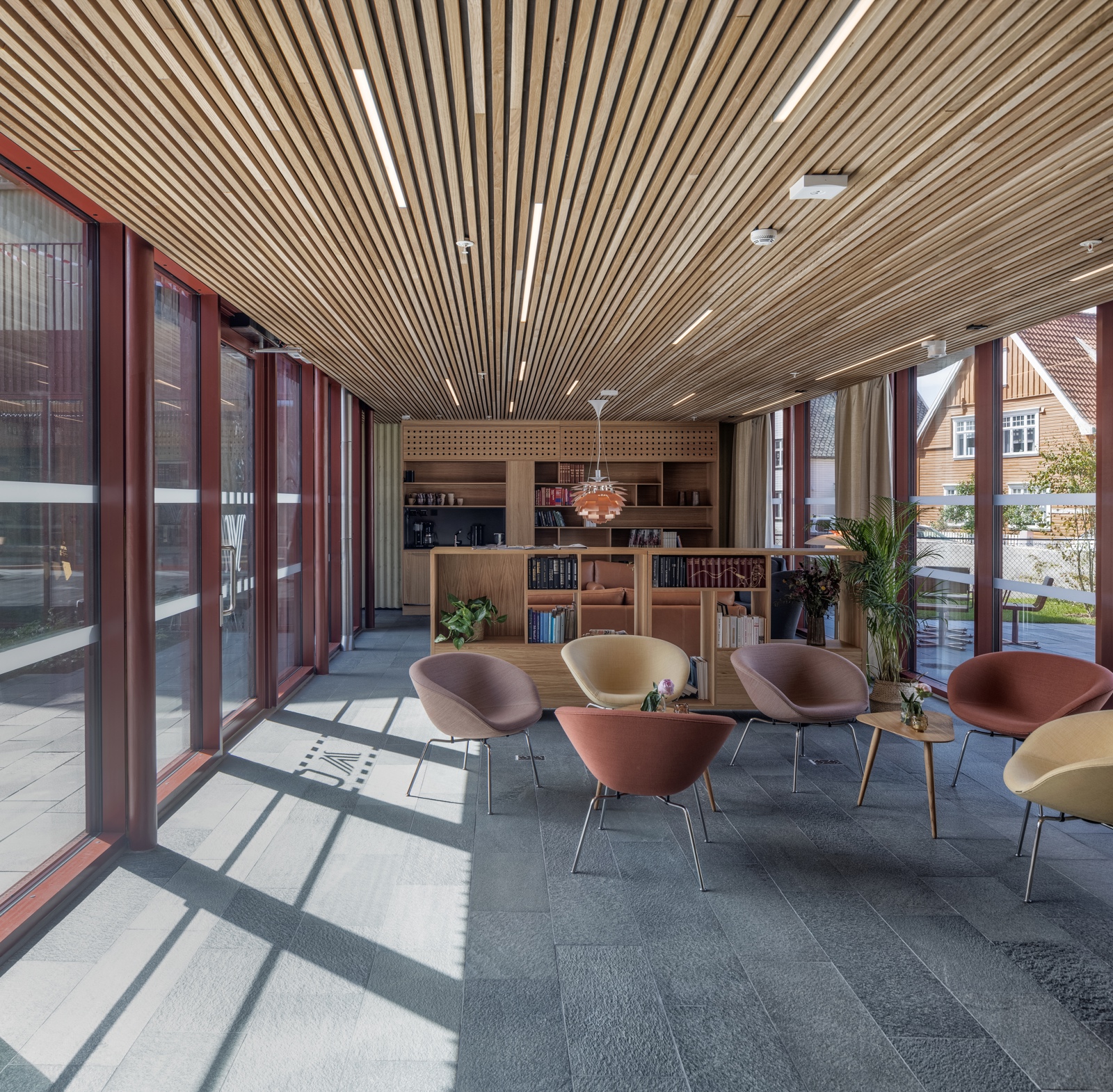 Interiør foto som viser bibliotek og samlingssted for beboere og besøkende i Vålandstunet.
