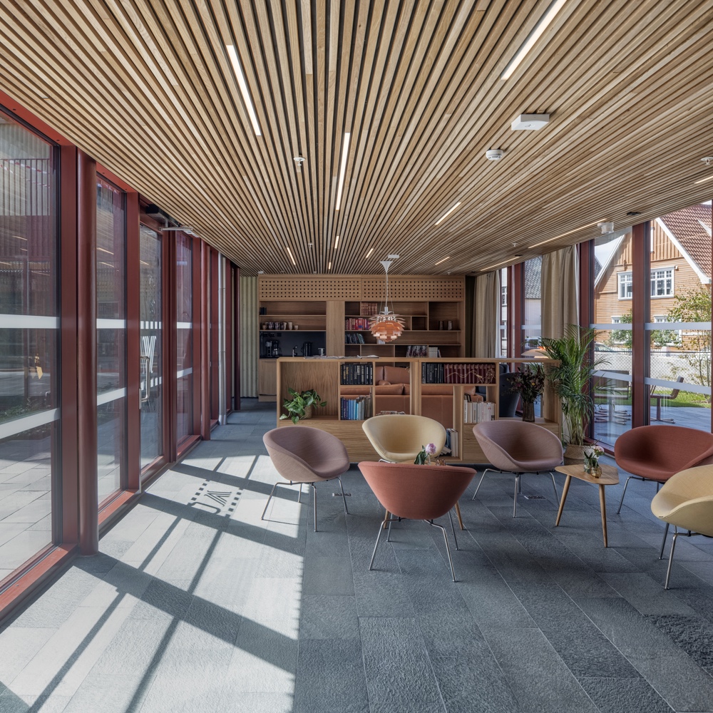 Interiør foto som viser bibliotek og samlingssted for beboere og besøkende i Vålandstunet.