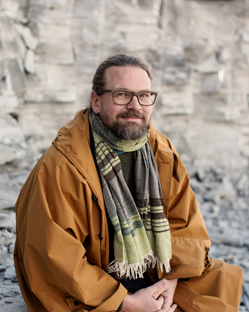 Portrett foto av Hallstein Guthu utendørs.