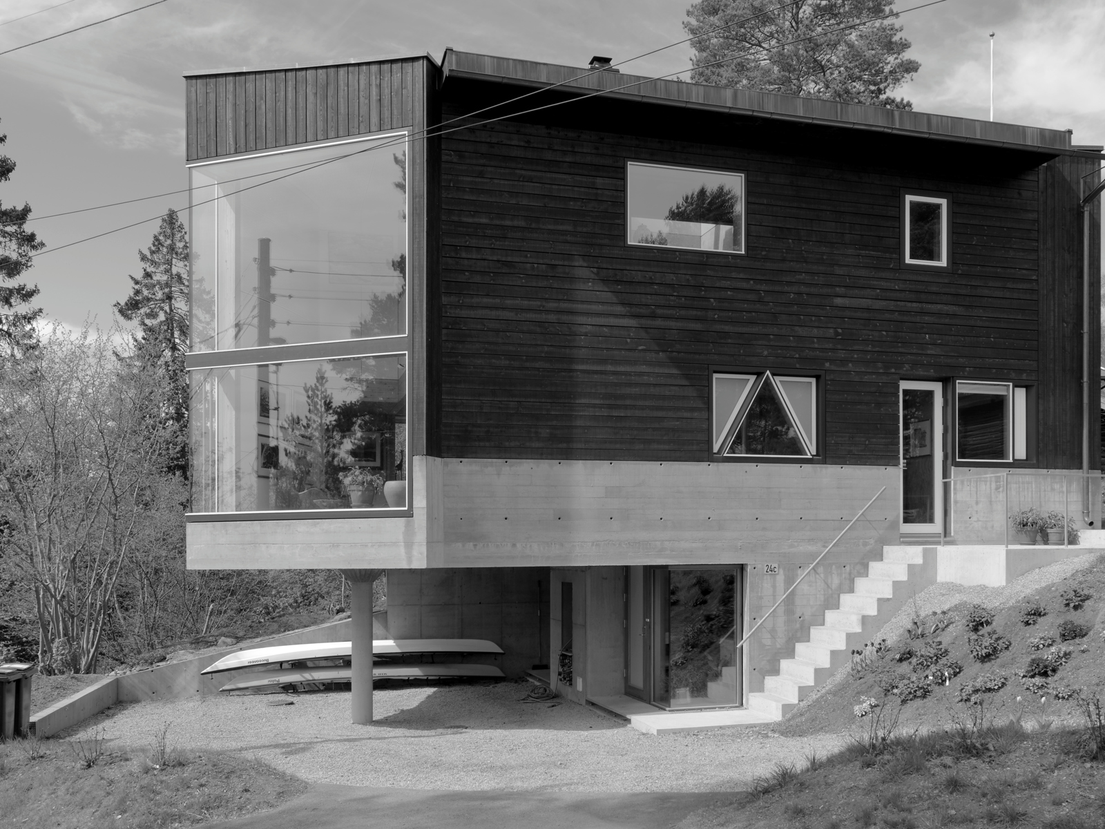 Foto av enebolig i svart hvitt. 