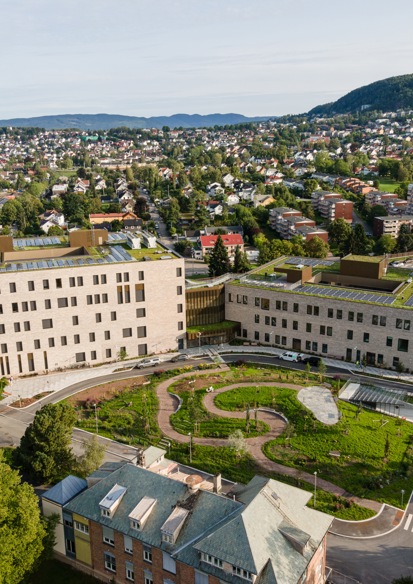 Oversiktsfoto av Oslo Storbylegevakt, Oslo by i bakgrunnen.