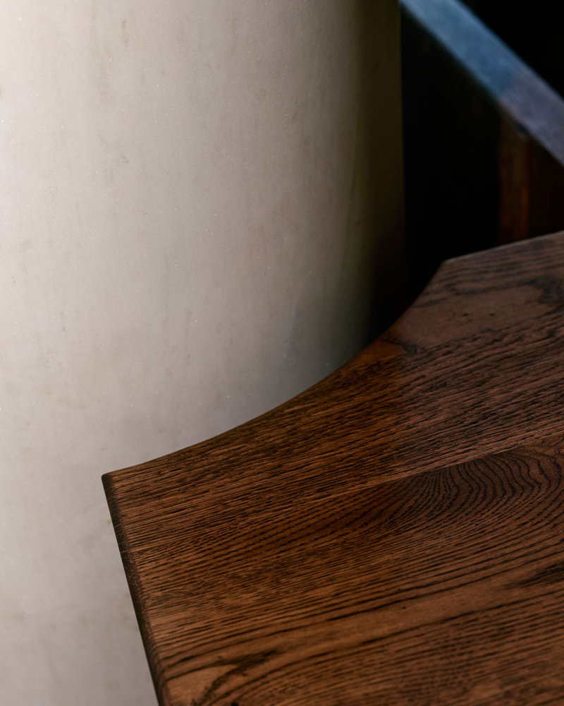 Bardisken føyer seg rundt, men med en bevisst distanse fra søylen.