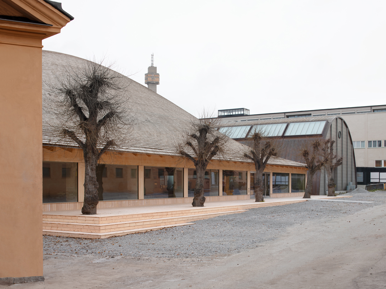 Foto av Wisdome ved siden av Tekniska museet.