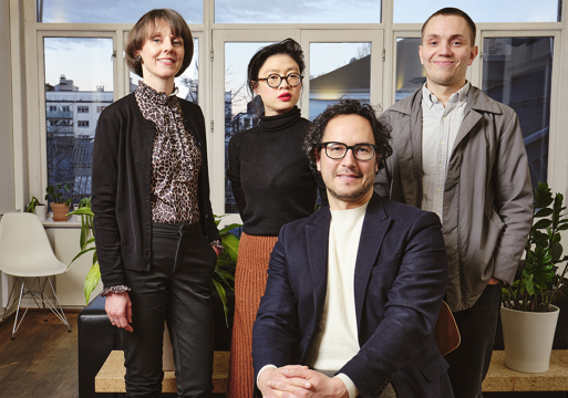 Medlemmene i Oslo Arkitektforenings debattkomité, fra venstre: Marianne Brenna, Tina Lam, Fabian Campos (sittende foran) og Torgeir Nordbø. Foto.