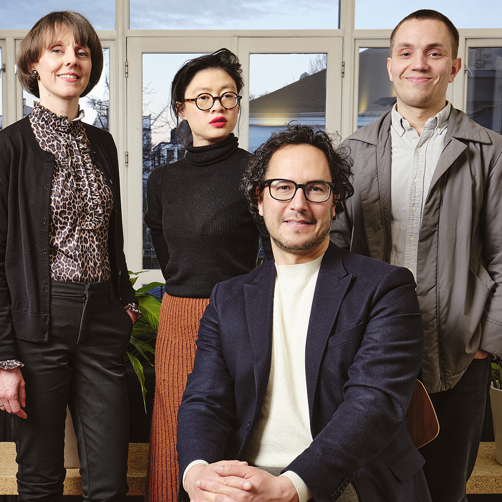 Medlemmene i Oslo Arkitektforenings debattkomité, fra venstre: Marianne Brenna, Tina Lam, Fabian Campos (sittende foran) og Torgeir Nordbø. Foto.