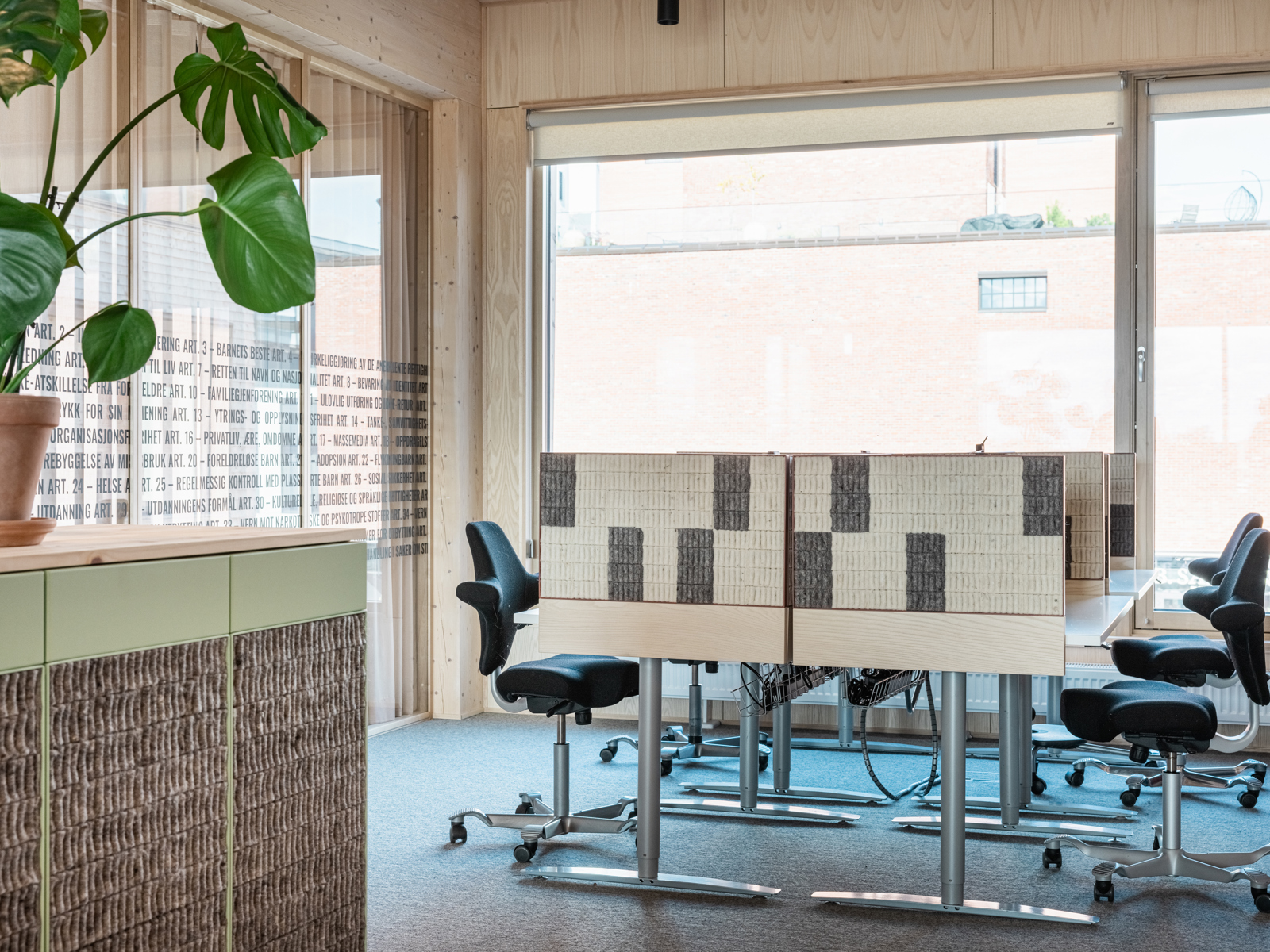 Interiør foto av åpent kontor landskap.