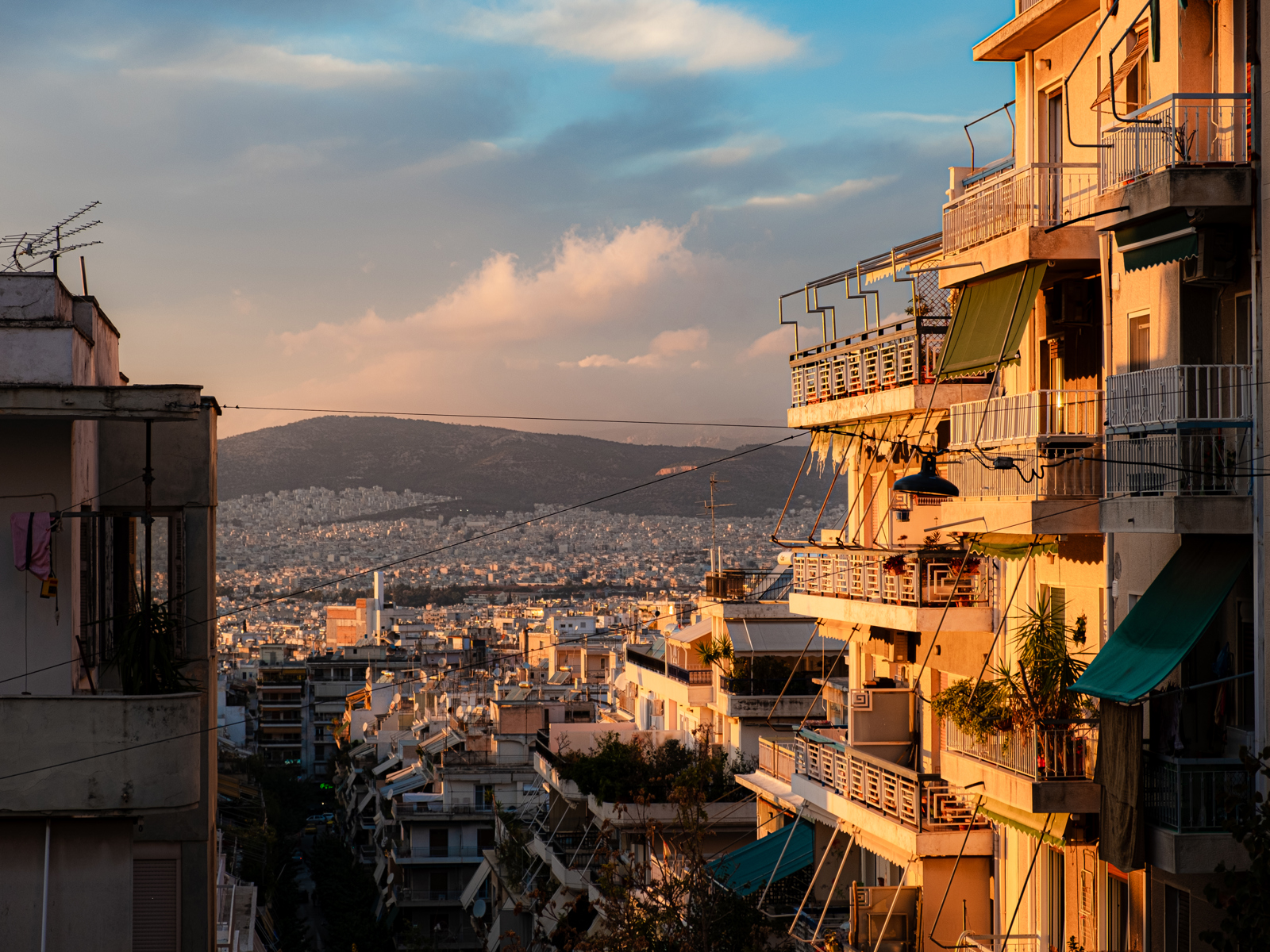 Foto av Athen i solnedgang.