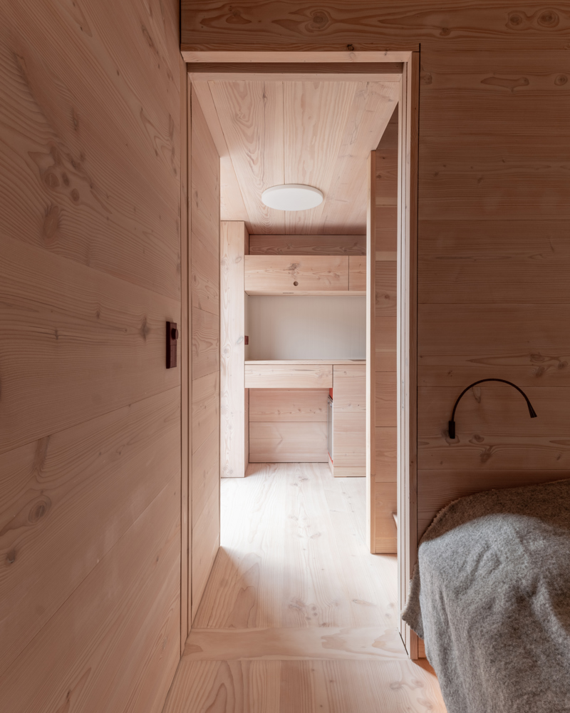 Interiør foto av soverom / gang alt kledd i lyst treverk.