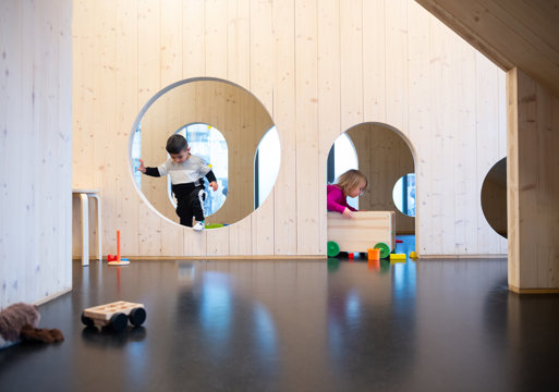 Barn leker i barnehage