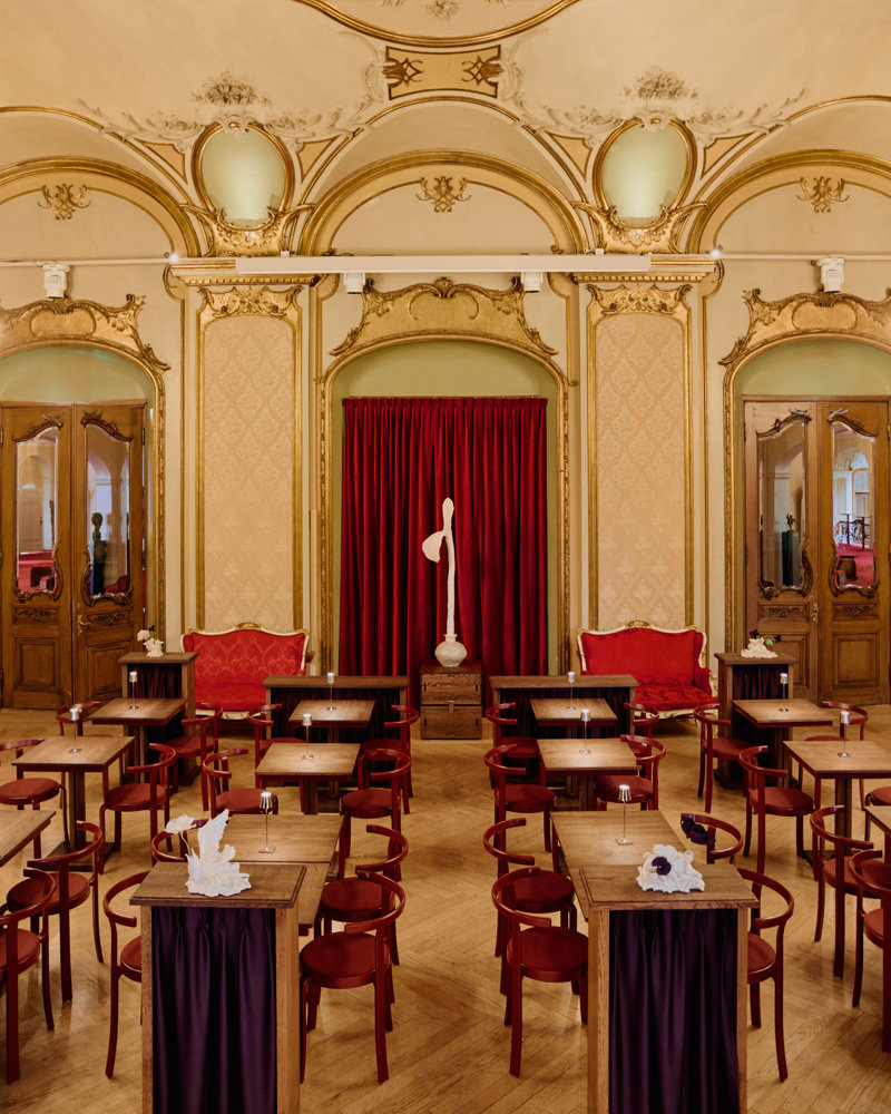 Ny og opprinnelig møblering er holdt hver for seg. Det nye teaterrøde gardinet i vinduet er bakgrunn for skulptur laget av kunstneren Nora Kielland.