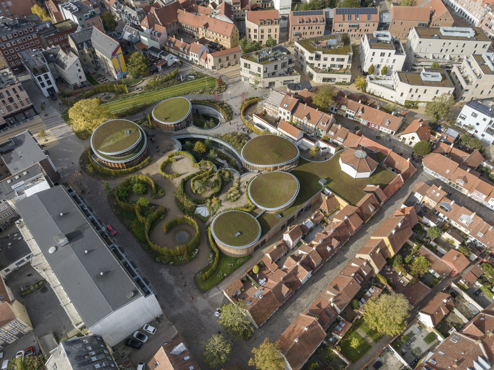 Oversiktsbilde av H.C. Andersens hus i bykontekst.