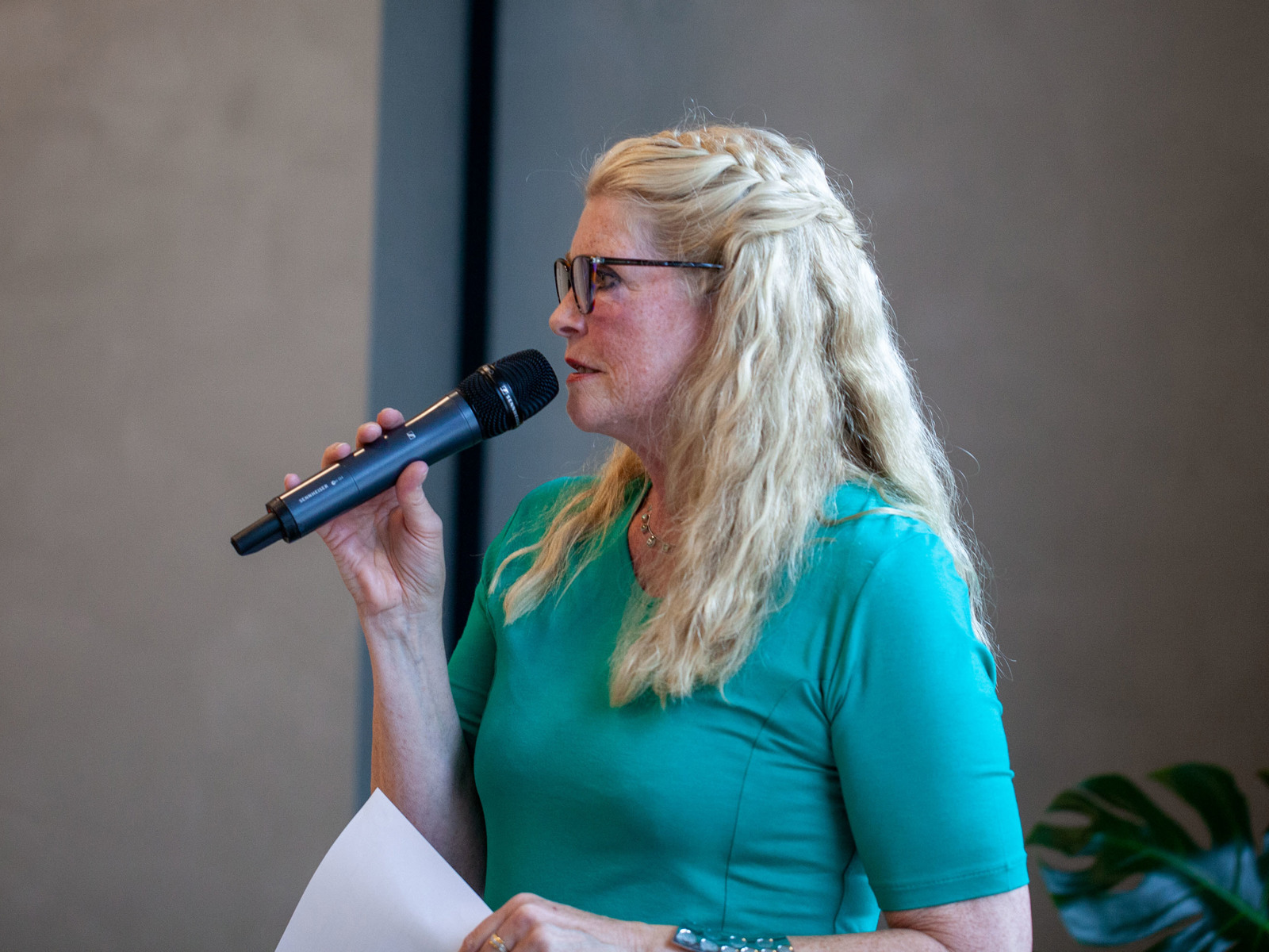 Foto av Mona Lise Lien i NIL som snakker i mikrofon.