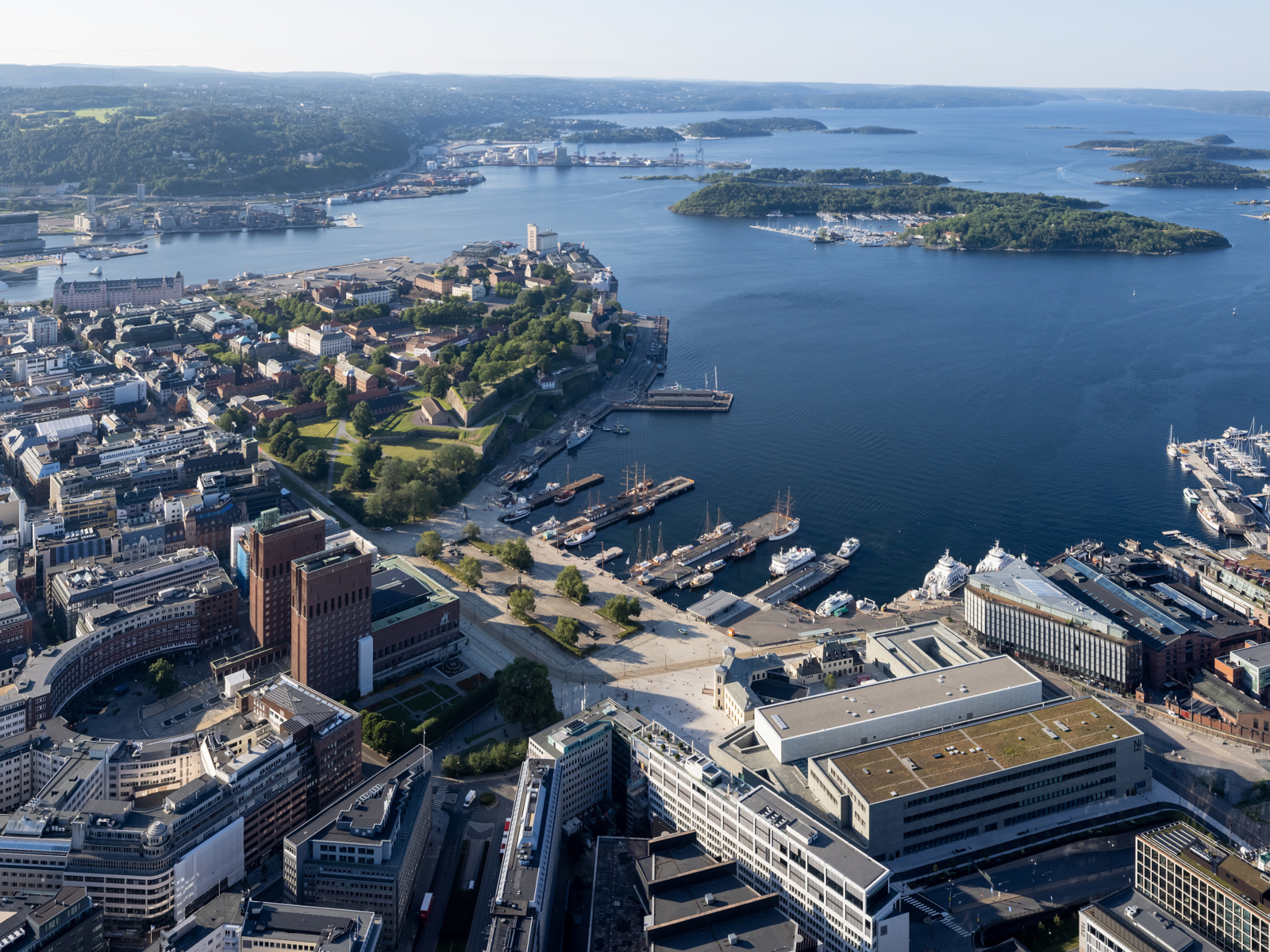 Oversiktsbilde tatt fra fly/drone av det nye nasjonalmuseet. By og Oslofjord. Foto.