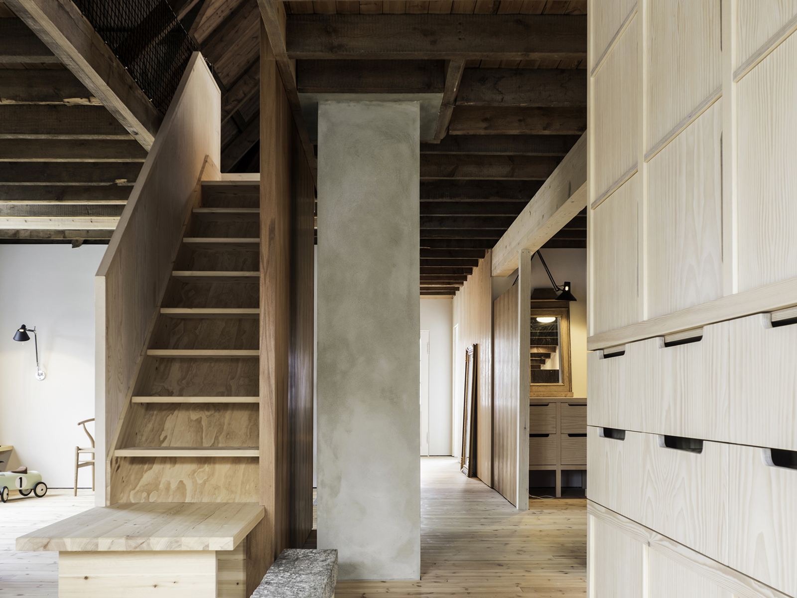 Interiør, innvendig trapp i tre og betong peis. Foto.