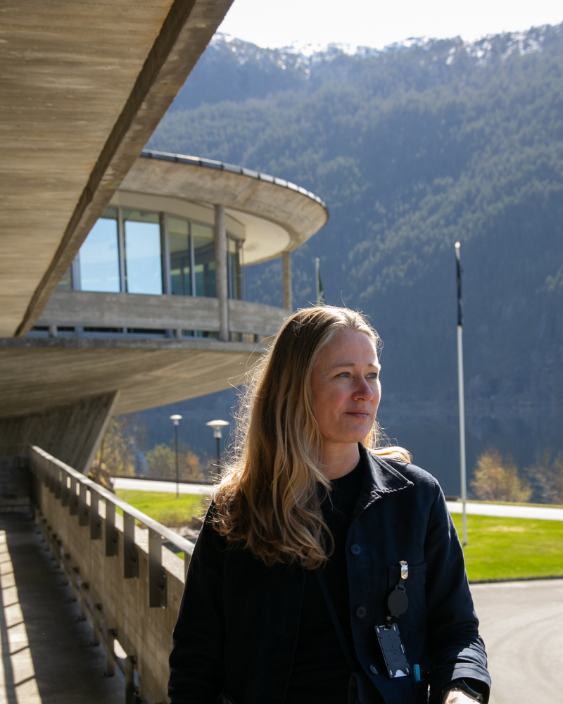 Portrettfoto av Tai Grung foran energiverket på Nesflaten