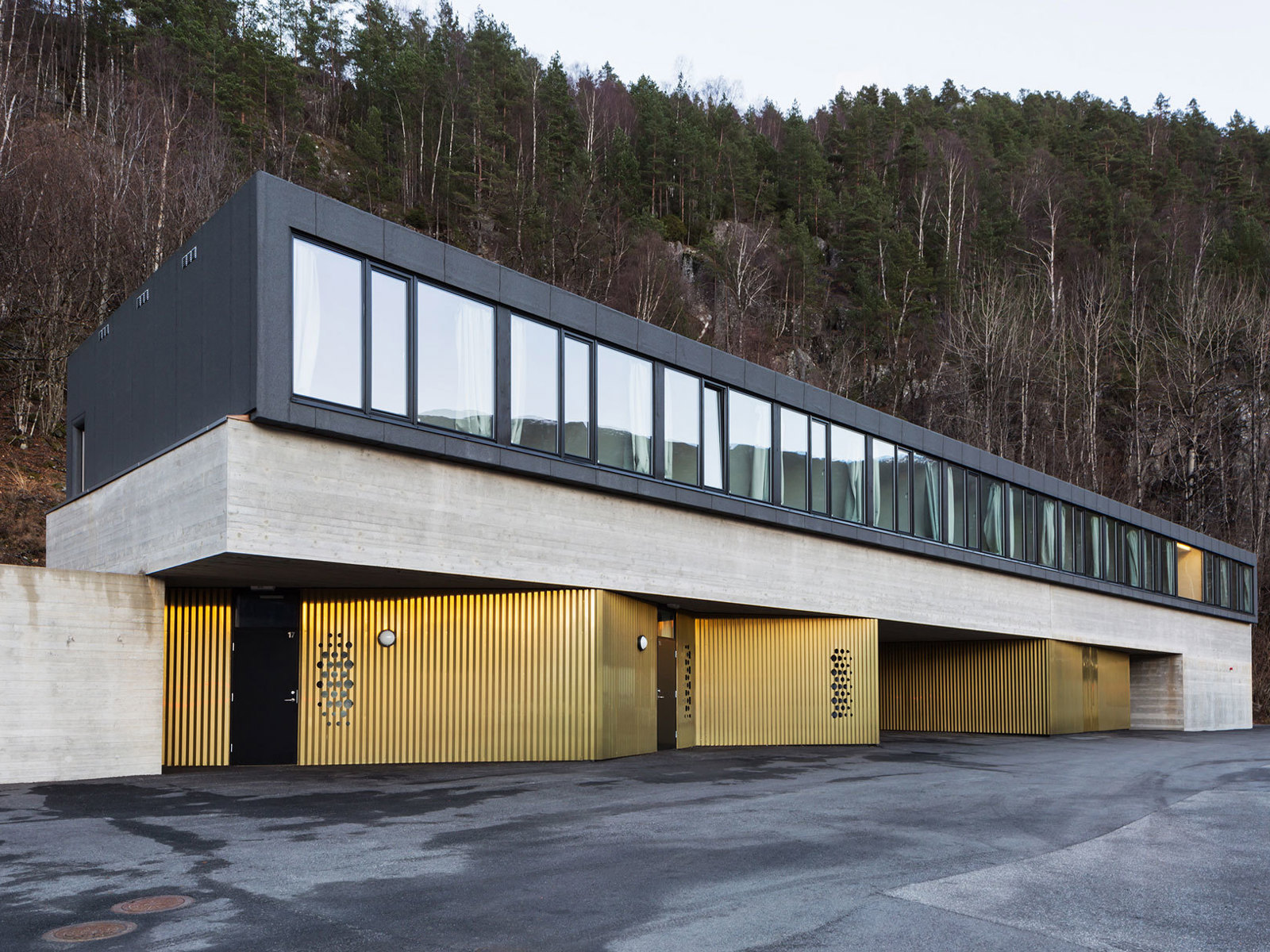 Eksteriør foto av energihotellet med høst natur i bakgrunnen. 