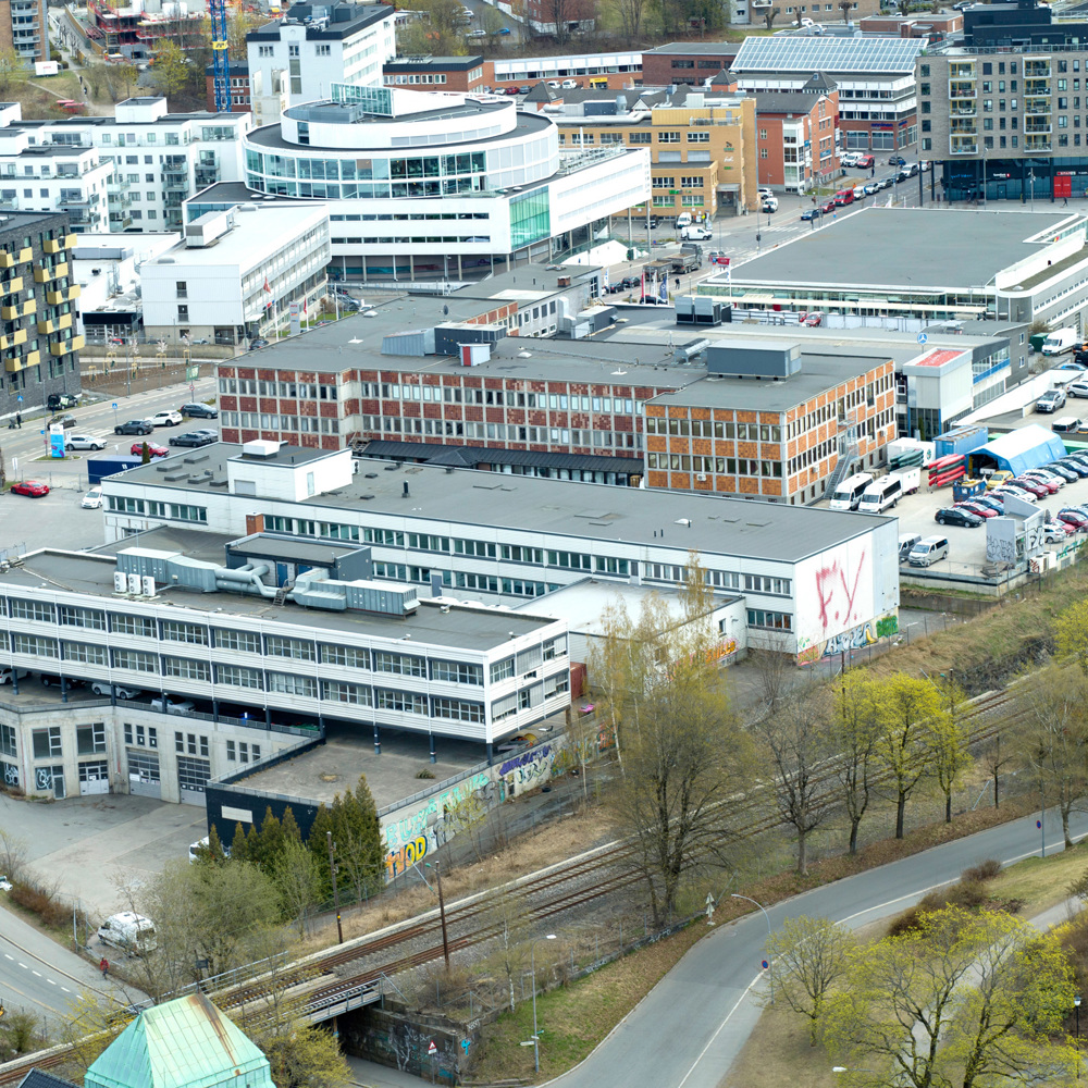 Et flyfoto av NRKs nye tomt på Ensjø. NRK er godt fornøyd med valg av tomt til nytt hovedkontor. Her er det både god utsikt og enkle grunnforhold. – Det må graves og sprenges litt, men det er ganske forutsigbart, sier prosjektdirektør i NRK Jon Espen Lohne.