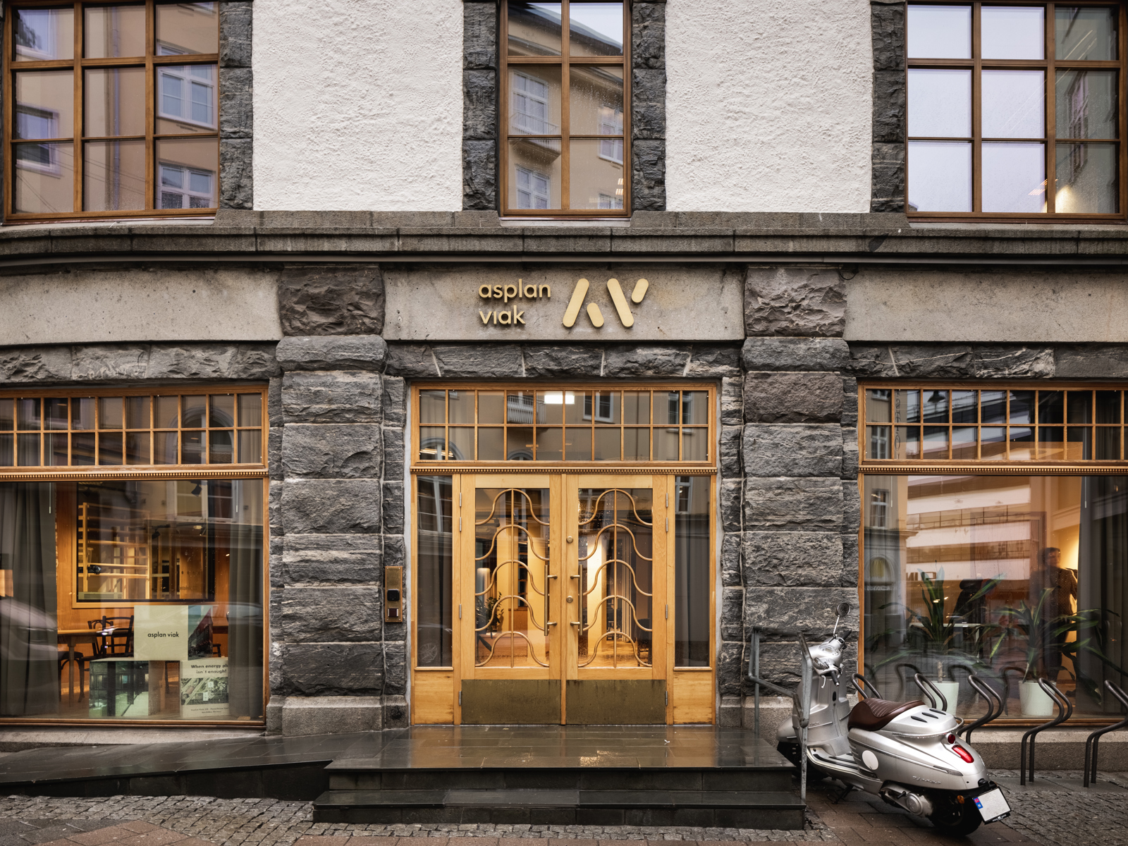 Foto som viser inngangsparti til Asplan Viaks kontorlokaler, steinfasade.