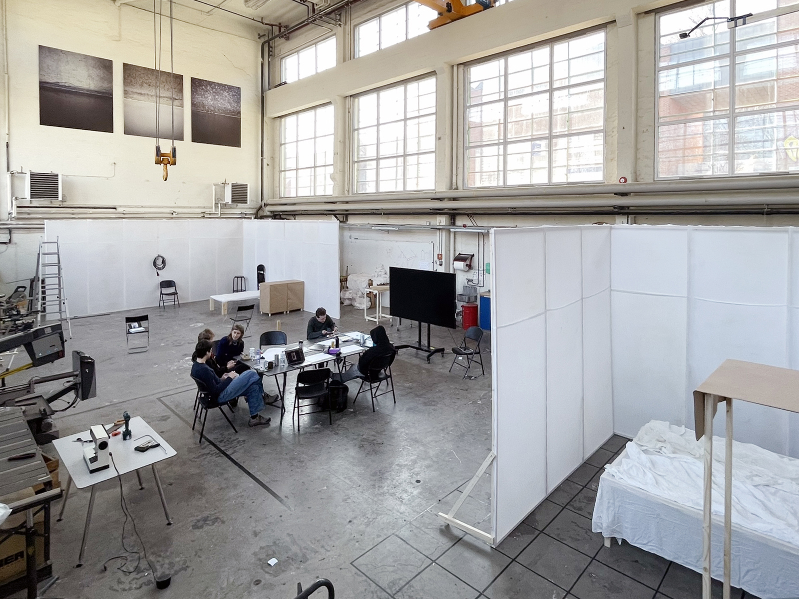 Foto av byggehallen på arkitektur og designhøgskolen i Oslo med en romlab i.