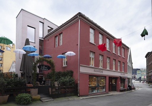 Rødt murbygg i en gate