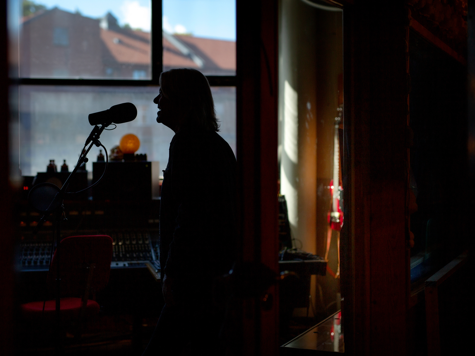 Siluett av en som synger