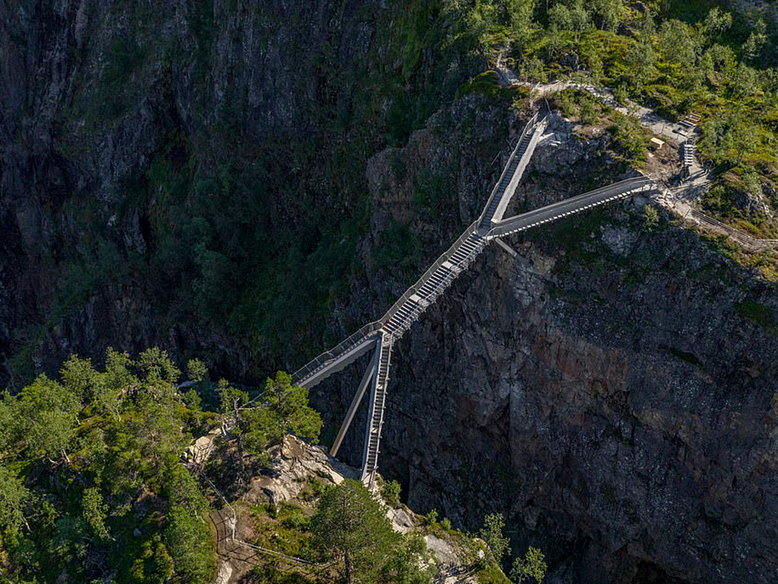Flyfoto av trappebro over Væringsfossen. Foto.