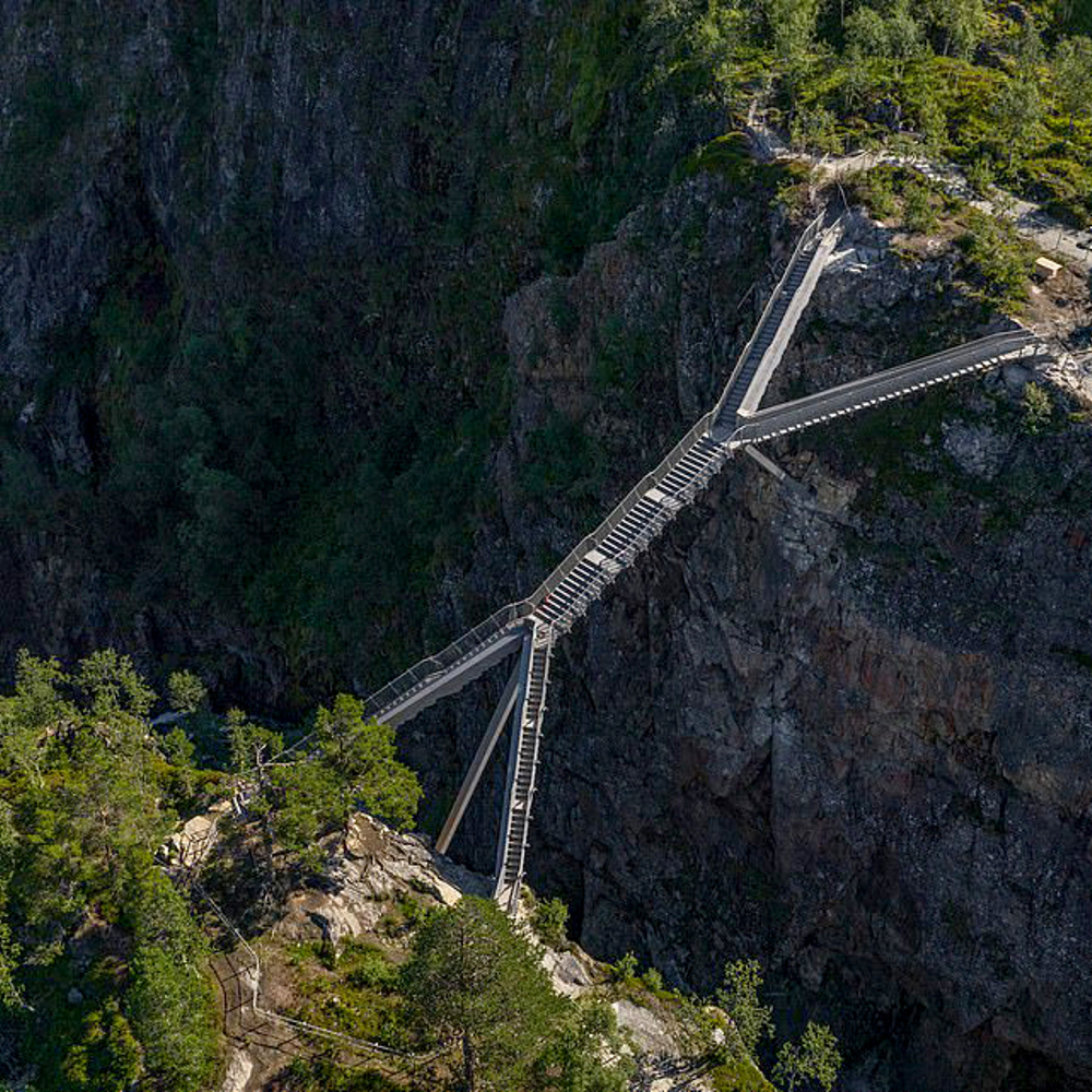 Flyfoto av trappebro over Væringsfossen. Foto.
