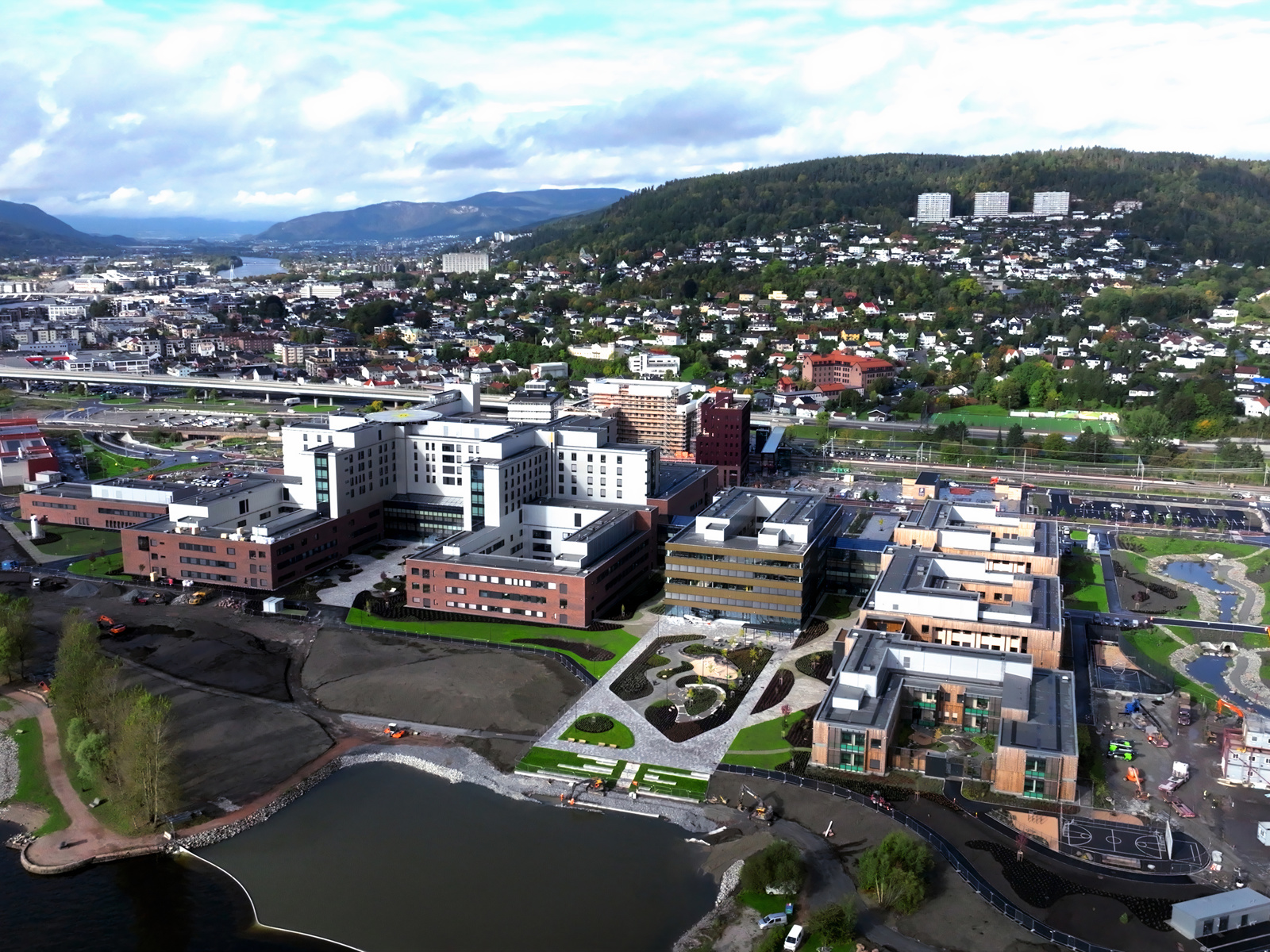 Oversiktsfoto av nye Drammen sykehus, med Drammen by i bakgrunnen.