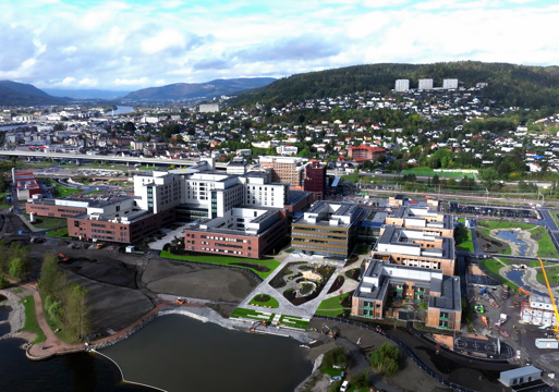 Oversiktsfoto av nye Drammen sykehus, med Drammen by i bakgrunnen.