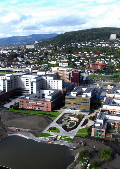 Oversiktsfoto av nye Drammen sykehus, med Drammen by i bakgrunnen.