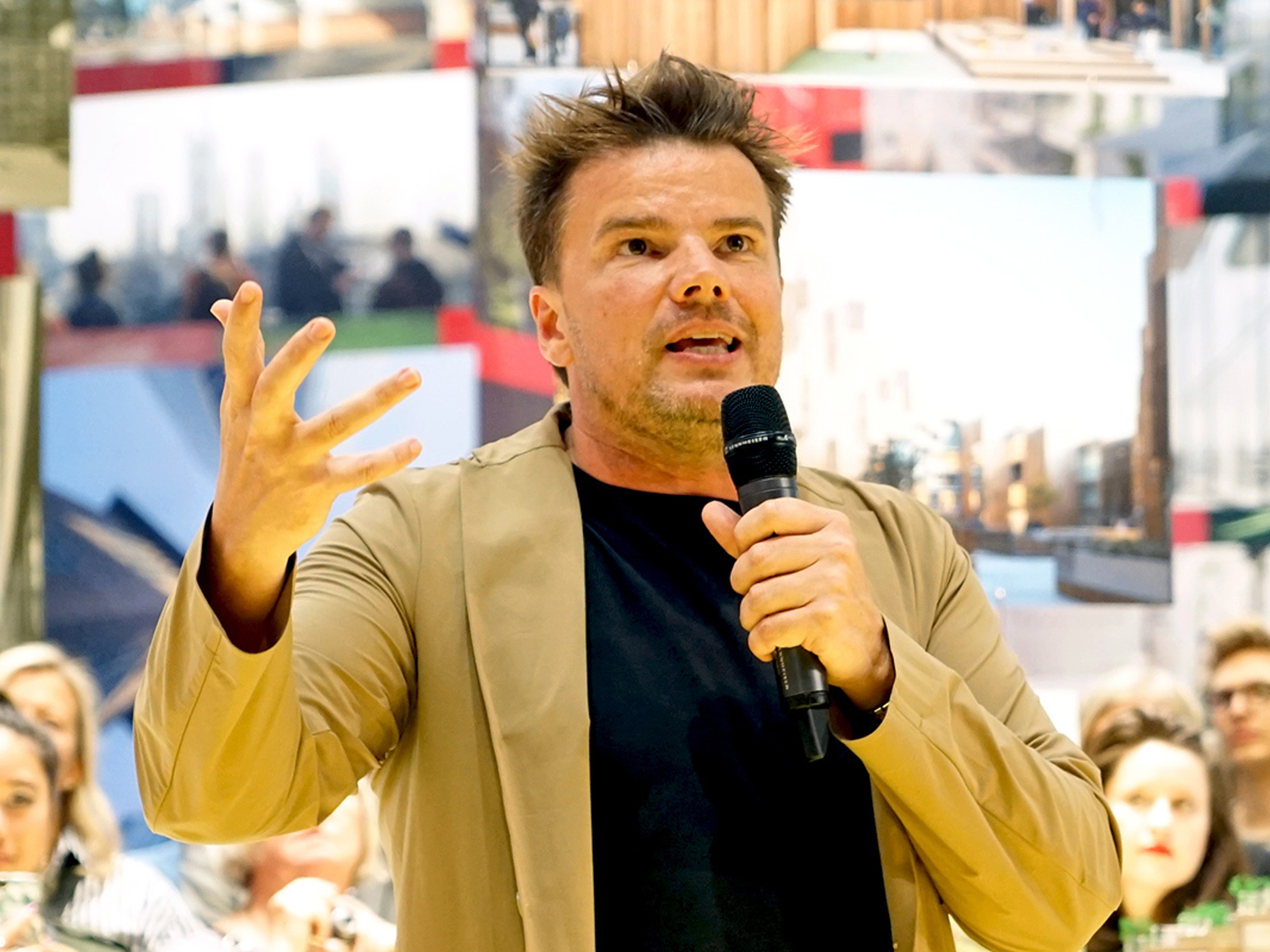 Foto av Bjarke Ingels holde et foredrag.