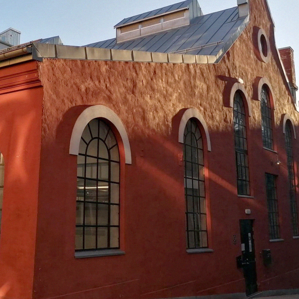 Gavl med rød puss på et gammelt industribygg