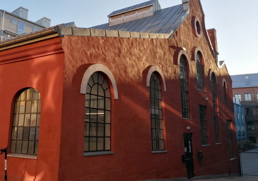 Gavl med rød puss på et gammelt industribygg