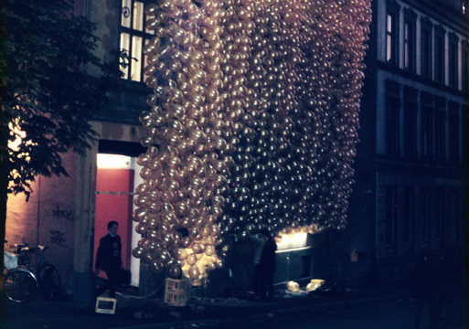 Foto av et teppe av sølve ballonger på kvelden.