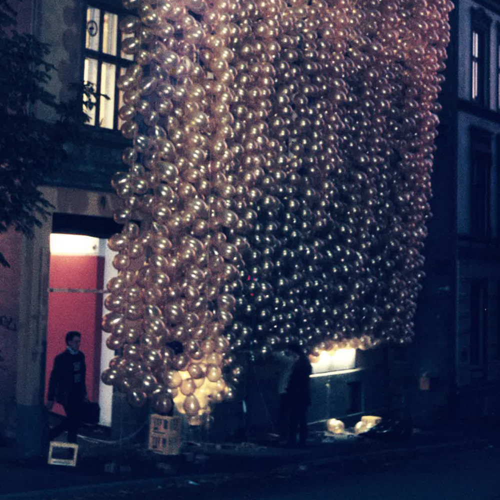 Foto av et teppe av sølve ballonger på kvelden.