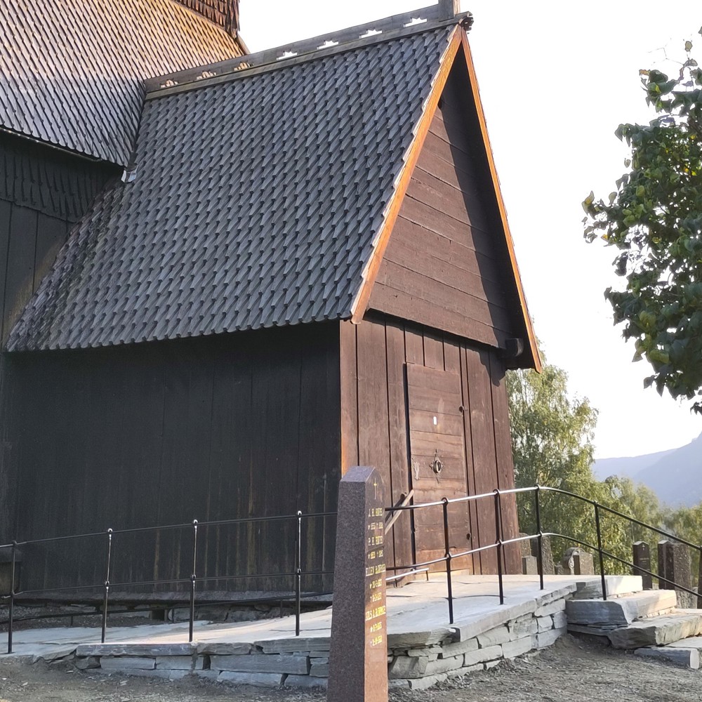 Rampe inn til Ringebu stavkirke