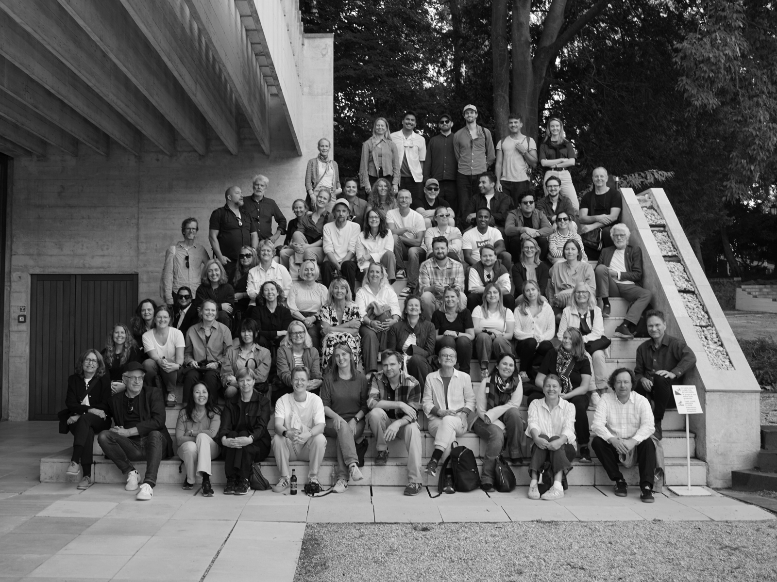 Svart-hvitt gruppefoto i trappen utenfor Venezia Biennalen 