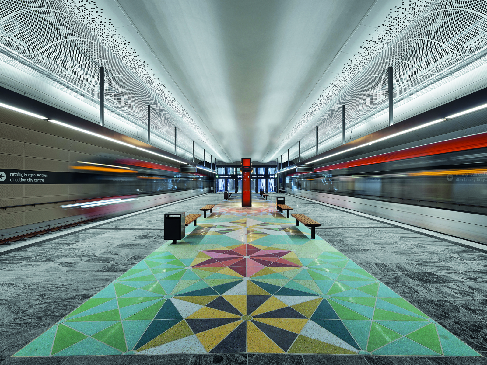 Foto av T-bane stasjon, Kunst på gulvet. 