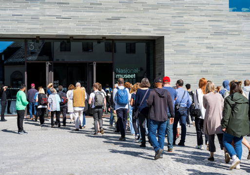 Mennesker i kø utenfor inngangen til Nasjonalmuseet i Oslo.