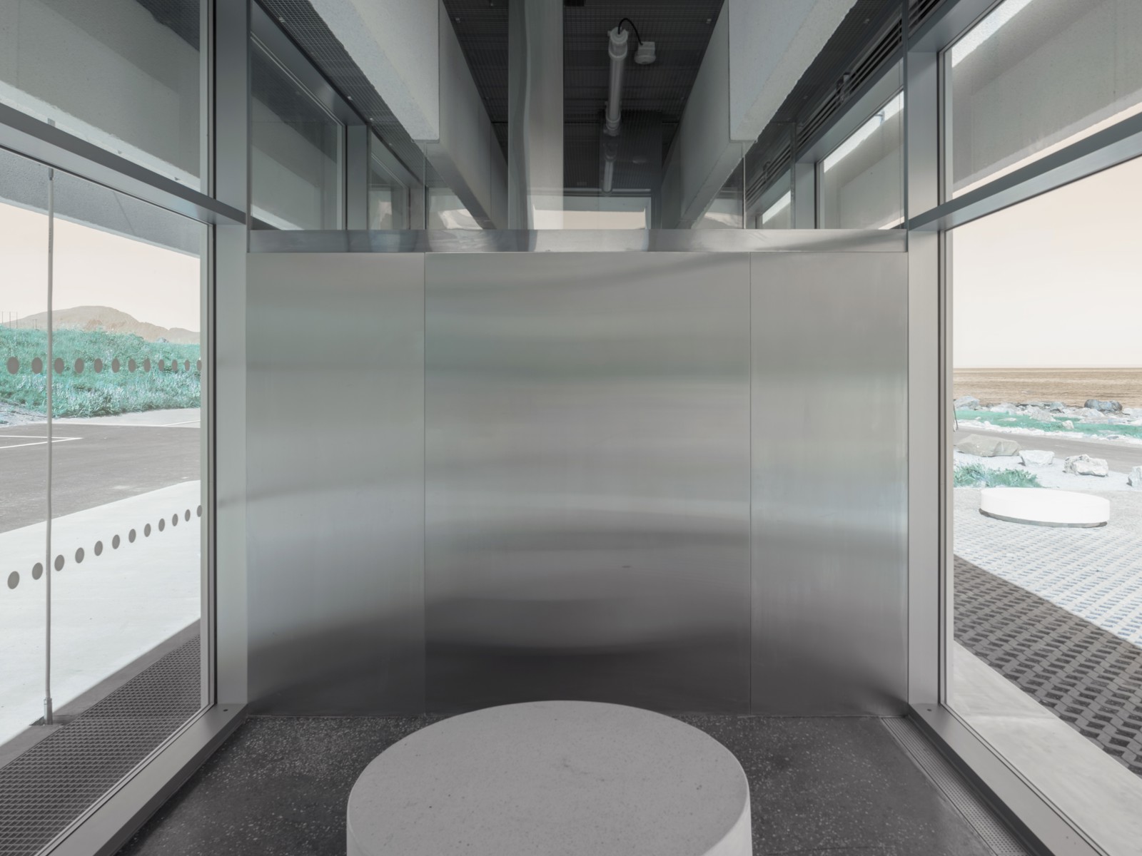 Interiør foto av servicebygg, metall, glass og betong som materialer. 