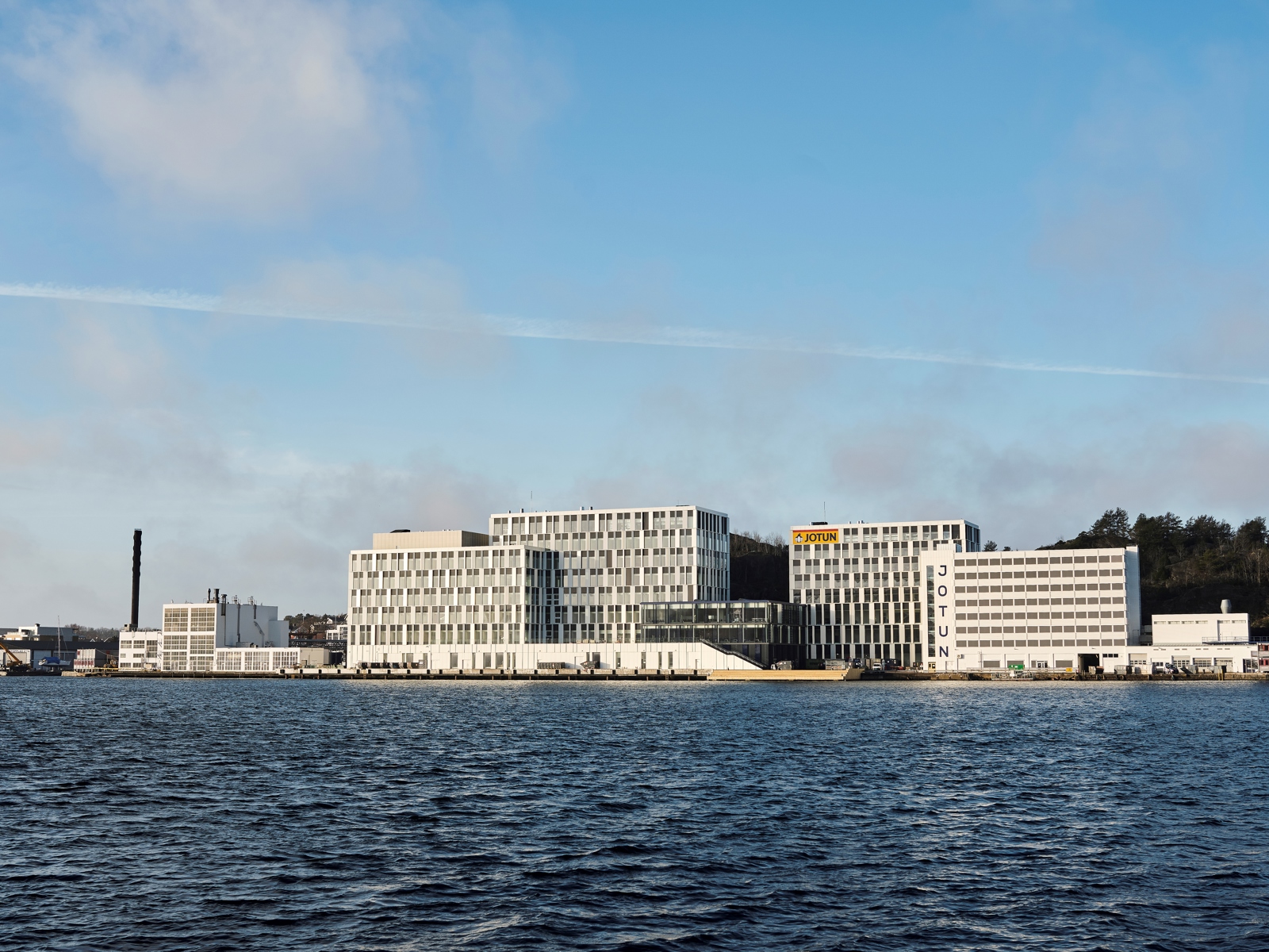 Fabrikker langs vannet. Foto.