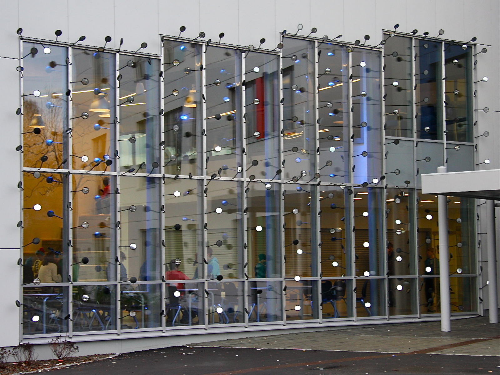 Fasade for Sortland Ungdomsskole av Jorunn Sannes, 2011.