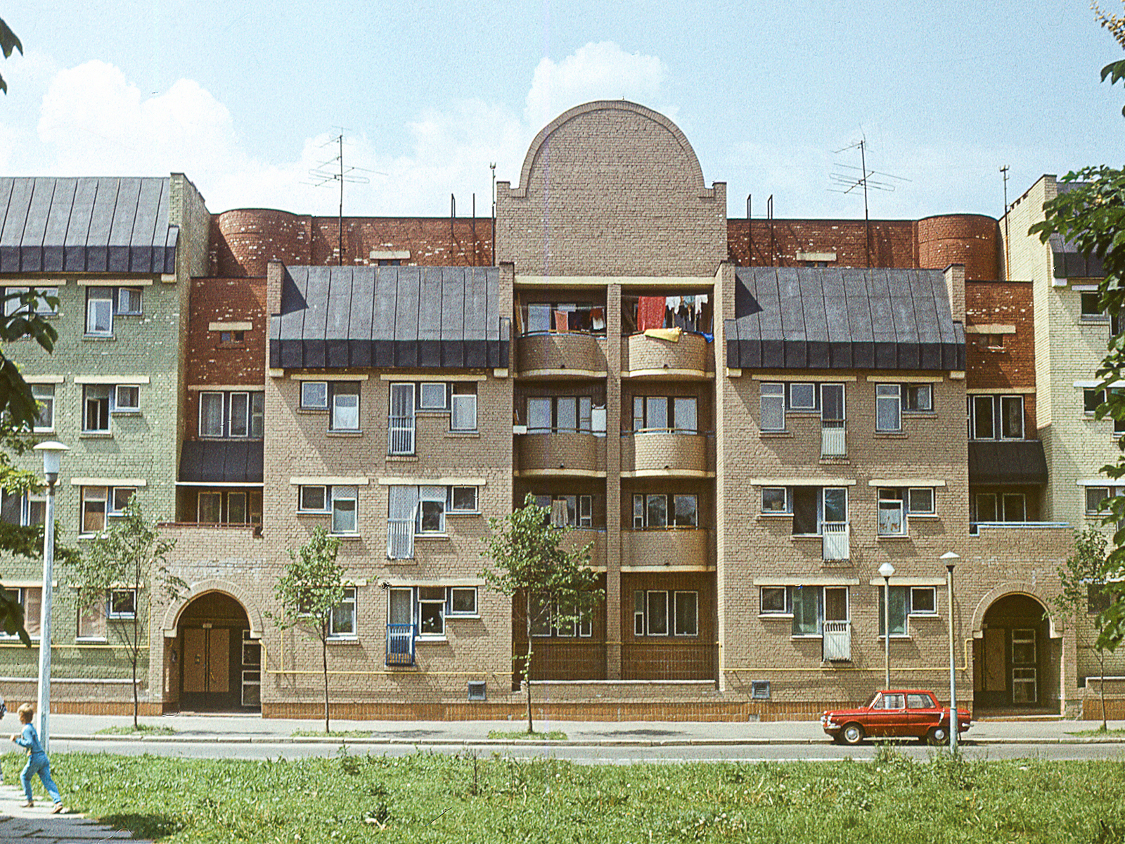 Bilde av eldre sosialt boligprosjekt i den historiske bydelen Podil i Kyiv i 1988.