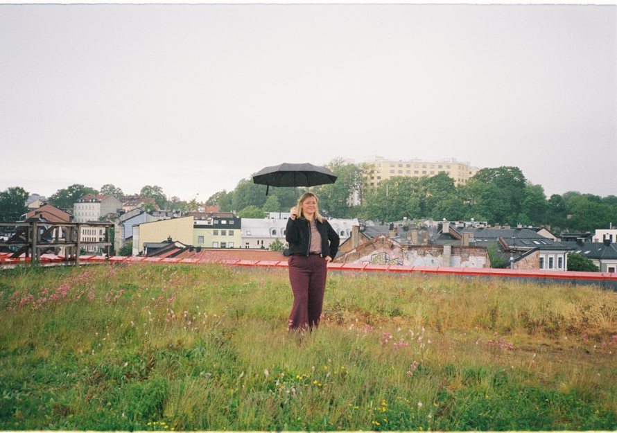 Foto av Kjersti Stenseng med en paraply i hånda på det grønne taket til Vega scene i Oslo.