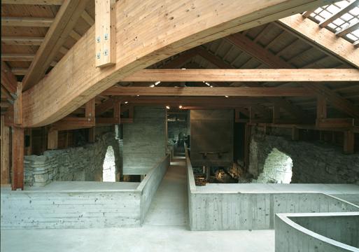 Foto av innsiden på Storhamarlåven, betong og limtre konstruksjon.