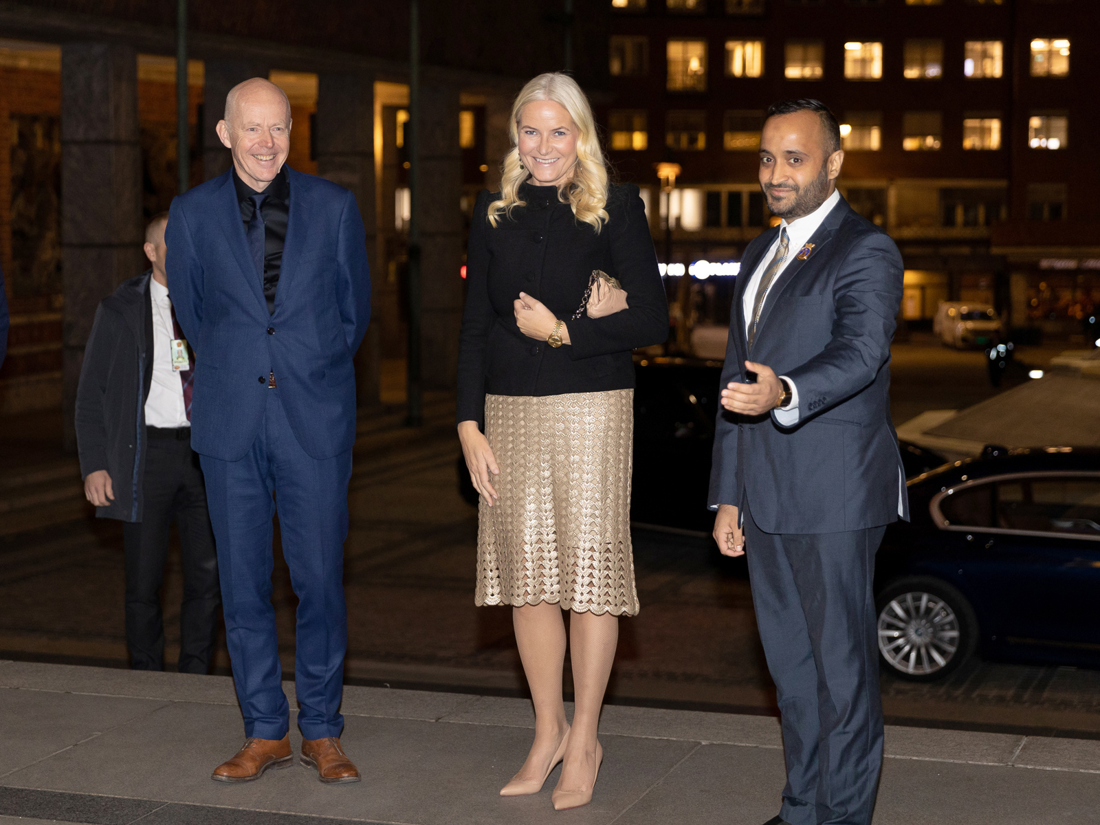 AHO-rektor Ole Gustavsen, kronprinsesse Mette-Marit og varaordfører Abdullah Alsabeehg ankommer Oslo rådhus. Foto.